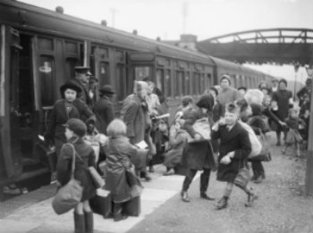 Child evacuees arriving in Devon
