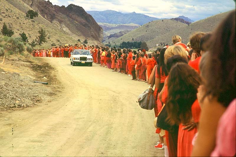 Followers lined up as Rajneesh drives by, 1982