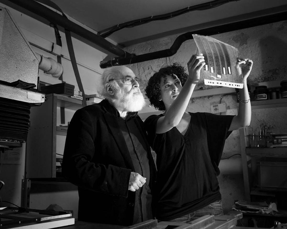 Adolfo and Sarah Kaminsky looking at photographs