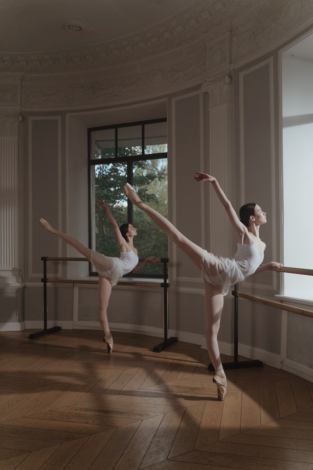 Ballet dancers standing en pointe