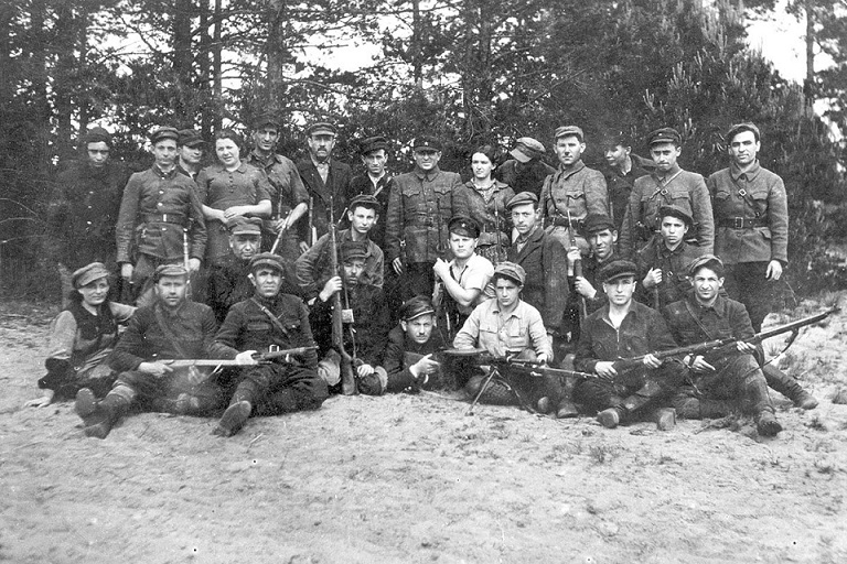 Black and white photo of a group of Bielski resistance fighters holding guns