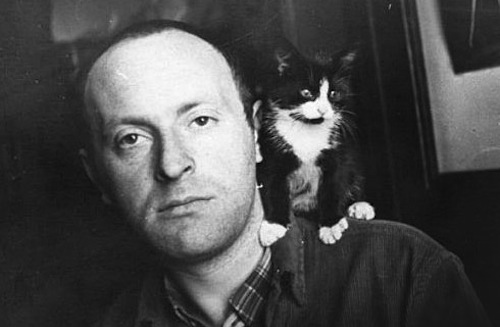 Black and white photo of Joseph Brodsky with a kitten on his shoulder