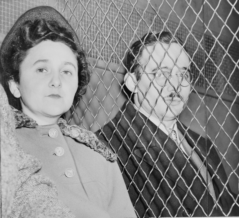 black and white photo of Julius and Ethel Rosenberg separated by a wire partition