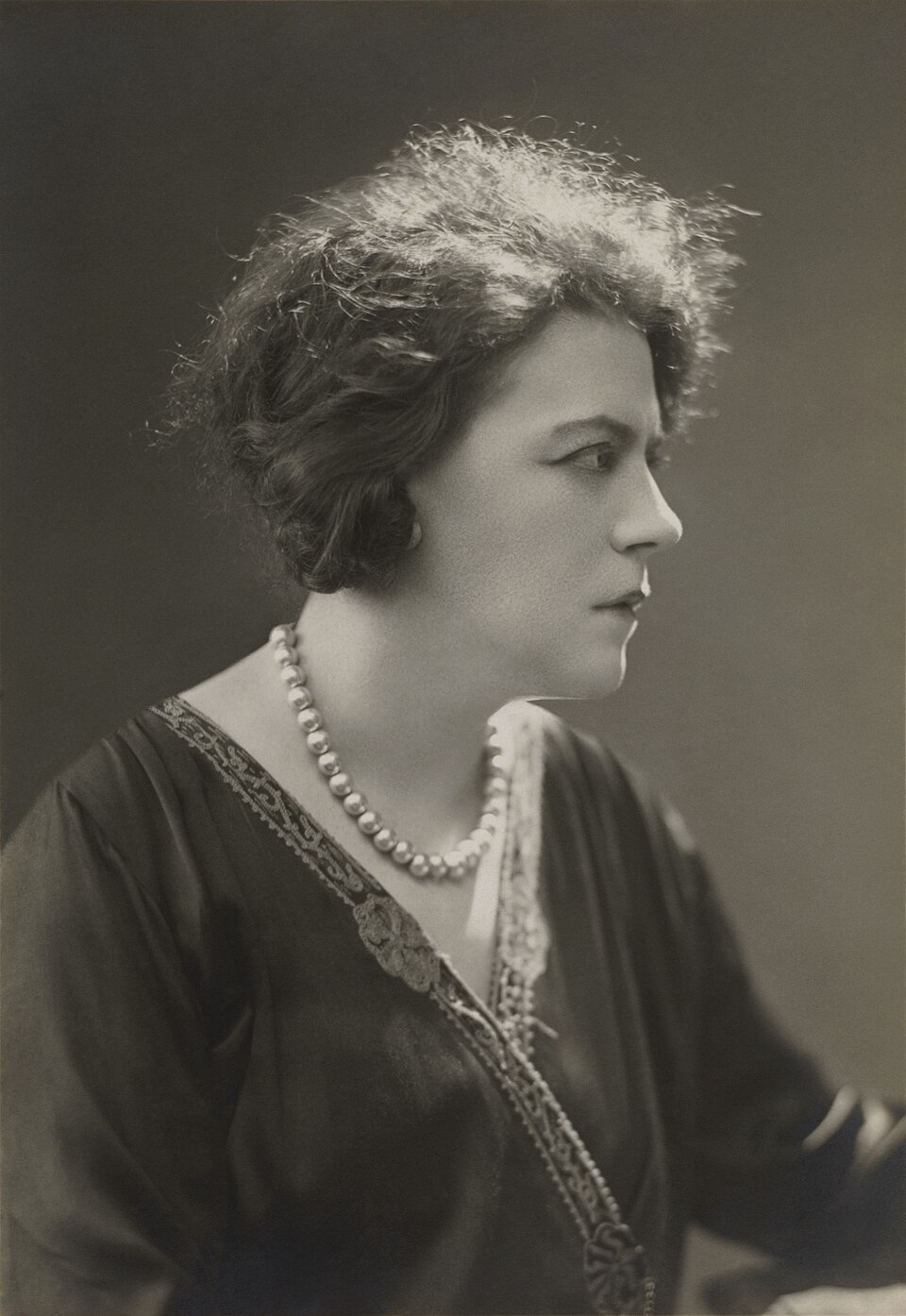 Black-and-white portrait of Delarue-Mardrus in profile, looking artfully disheveled