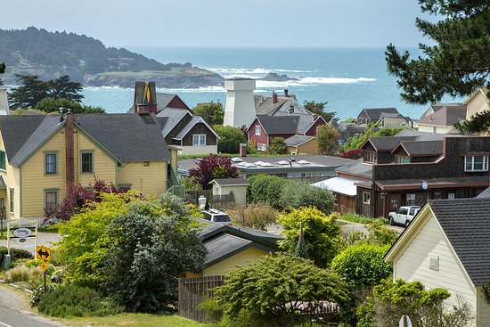 Mendocino featuring houses overlooking the ocean