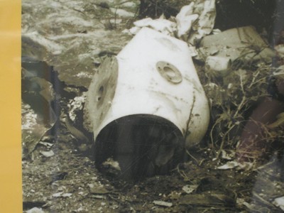 Photograph of the radioactive source of Goiania accident, white capsule lying on ground