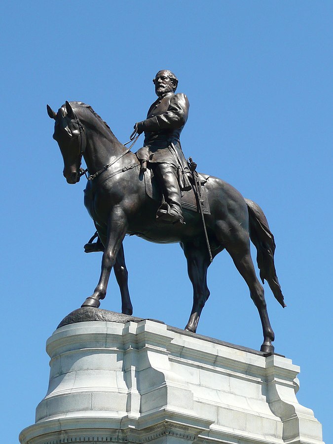 Robert E. Lee monument on Memorial Avenue in Richmond, VA