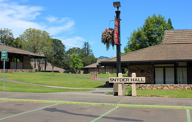 Photograph of Snyder Hall, site of the Umpqua Community College shooting, with corner of building visible next to lawn