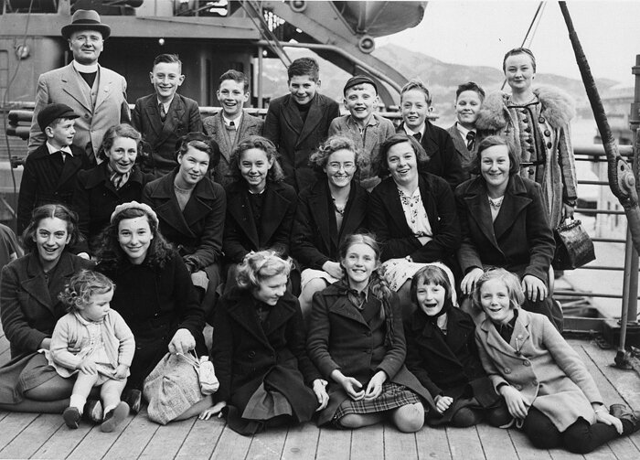 Black-and-white group photo of World War II British evacuess, mostly children, bound for New Zealand